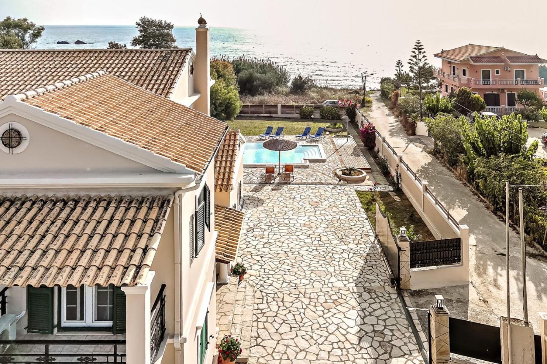 Skidi Beach House Agios Matthaios  Exterior photo