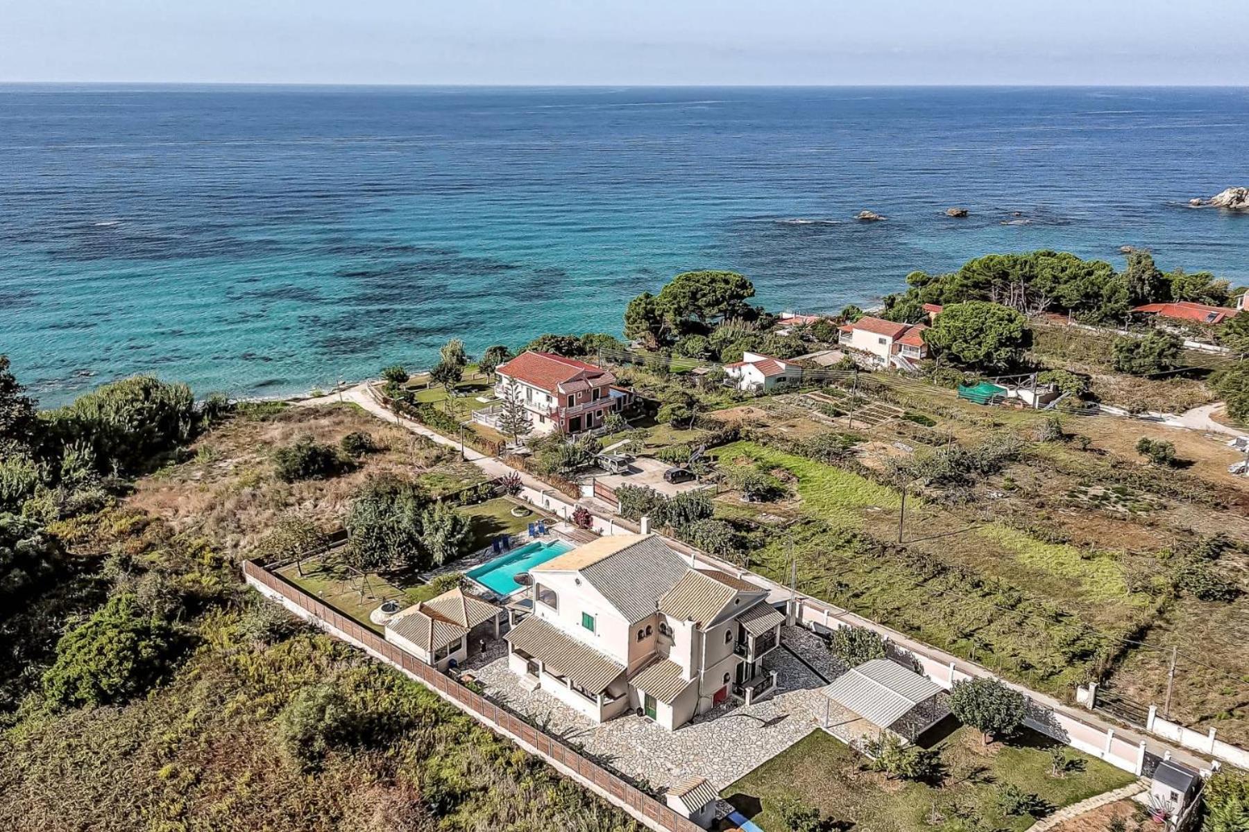 Skidi Beach House Agios Matthaios  Exterior photo