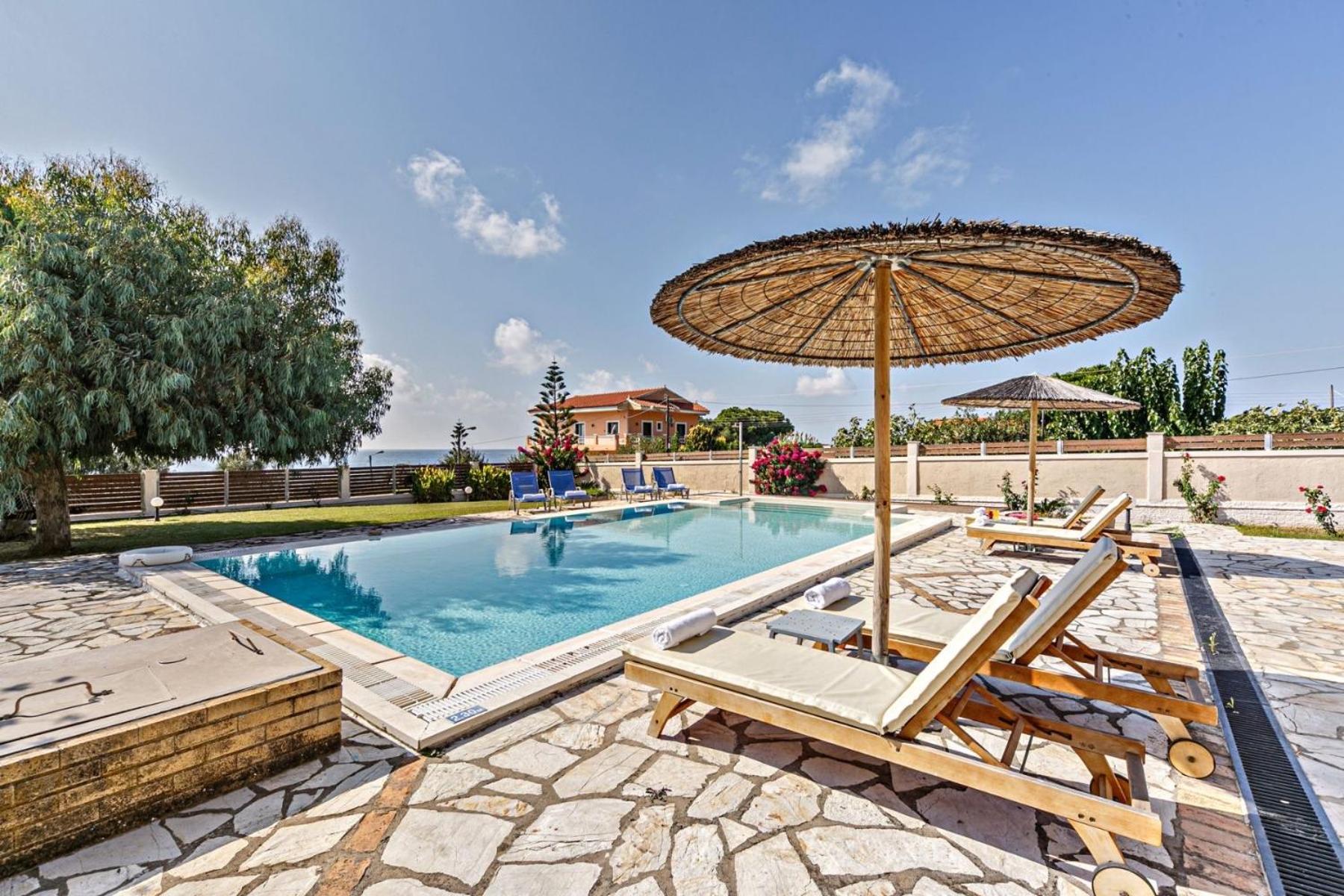 Skidi Beach House Agios Matthaios  Exterior photo